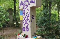 Grób Stepana Bandery (zdjęcie) zbezczeszczony w Monachium: Młot, sierp i znak anarchii