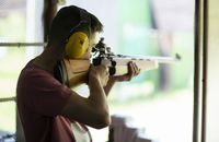 Za naukę strzelania w szkołach ministerstwo sięgnie do kieszeni rodziców 