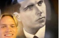 Czołowy piłkarz Szachtara Donieck pozuje na tle portretu Bandery