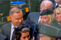 Prezydent Andrzej Duda nie umiał się zachować? W trakcie pogrzebu stroił miny przed kamerami