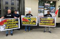 „To nie jest nasza wojna!”: Pod Ambasadą Ukrainy w Warszawie odbył się protest (FOTO)