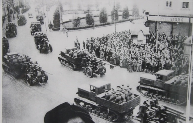 Ludność Lwowa wita Armię Czerwoną. Wrzesień 1939
